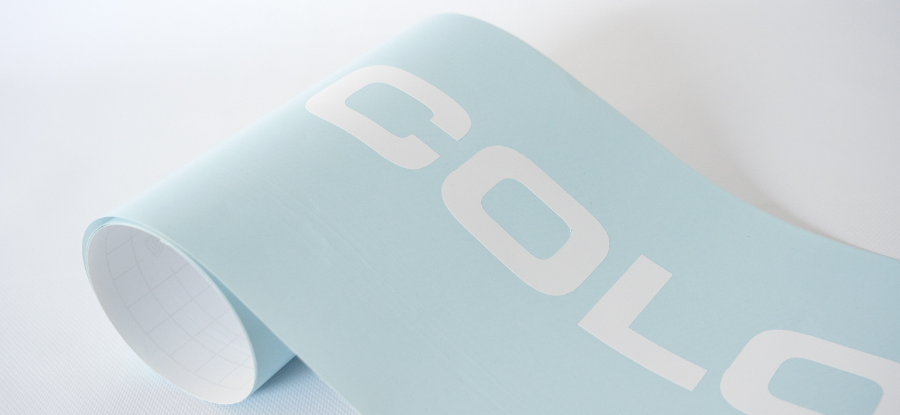 
Vinilo adhesivo de corte de Rotulpro decorando escaparate con diseño personalizado.
