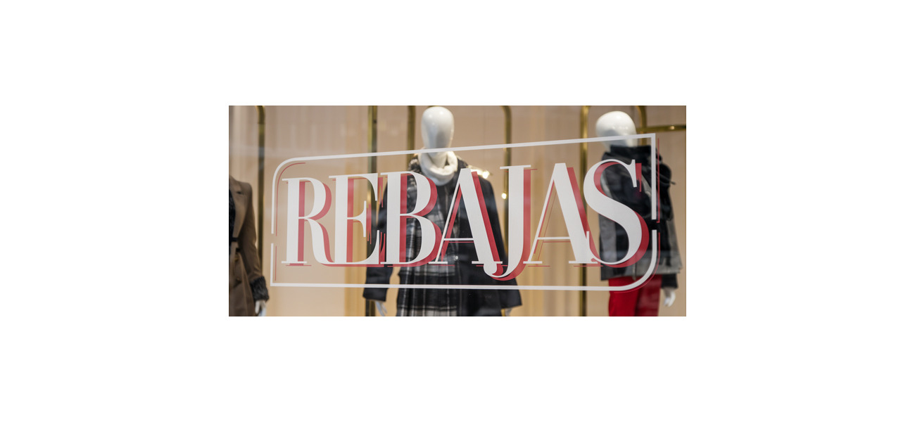 Escaparate decorado con vinilos adhesivos personalizados, diseñado para destacar mensajes promocionales. Rotulpro