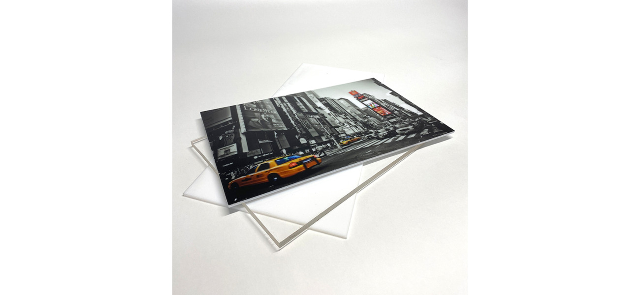 Impresión personalizada en metacrilato de alta calidad, ideal para carteles publicitarios y decoración. Rotulpro.