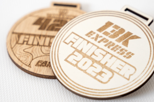 Medallas de madera grabadas con láser personalizables, ideales para reconocimientos únicos y memorables de la empresa Rotulpro. 