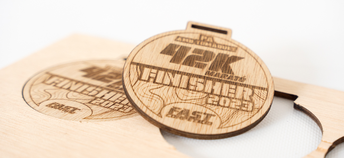 Medallas de madera grabadas con láser personalizables, ideales para reconocimientos únicos y memorables de la empresa Rotulpro. 