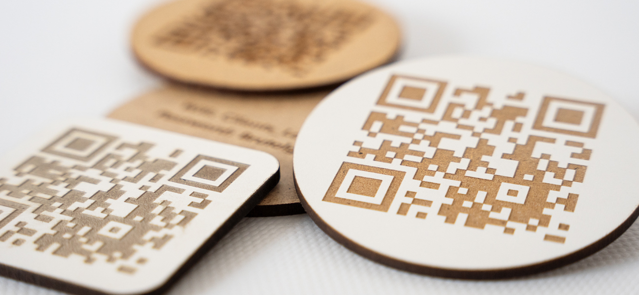 Código QR personalizado de madera para restaurantes, diseñado por Rotulpro, ideal para facilitar el acceso al menú 