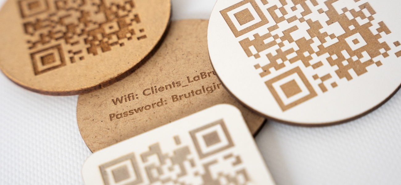 Código QR personalizado de madera para restaurantes, diseñado por Rotulpro, ideal para facilitar el acceso al menú y mejorar la 