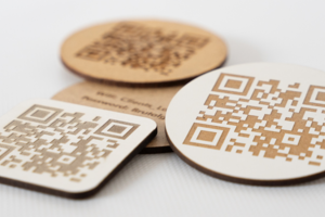Código QR personalizado de madera para restaurantes, diseñado por Rotulpro, ideal para facilitar el acceso al menú 