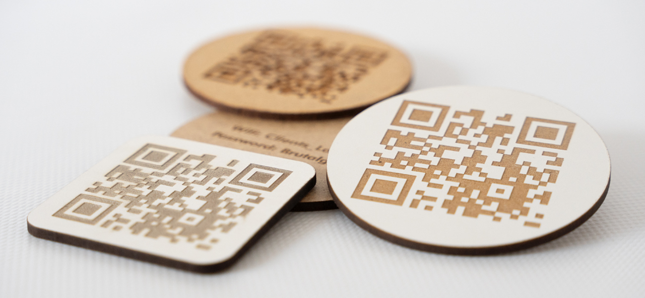 Código QR personalizado de madera para restaurantes, diseñado por Rotulpro, ideal para facilitar el acceso al menú 